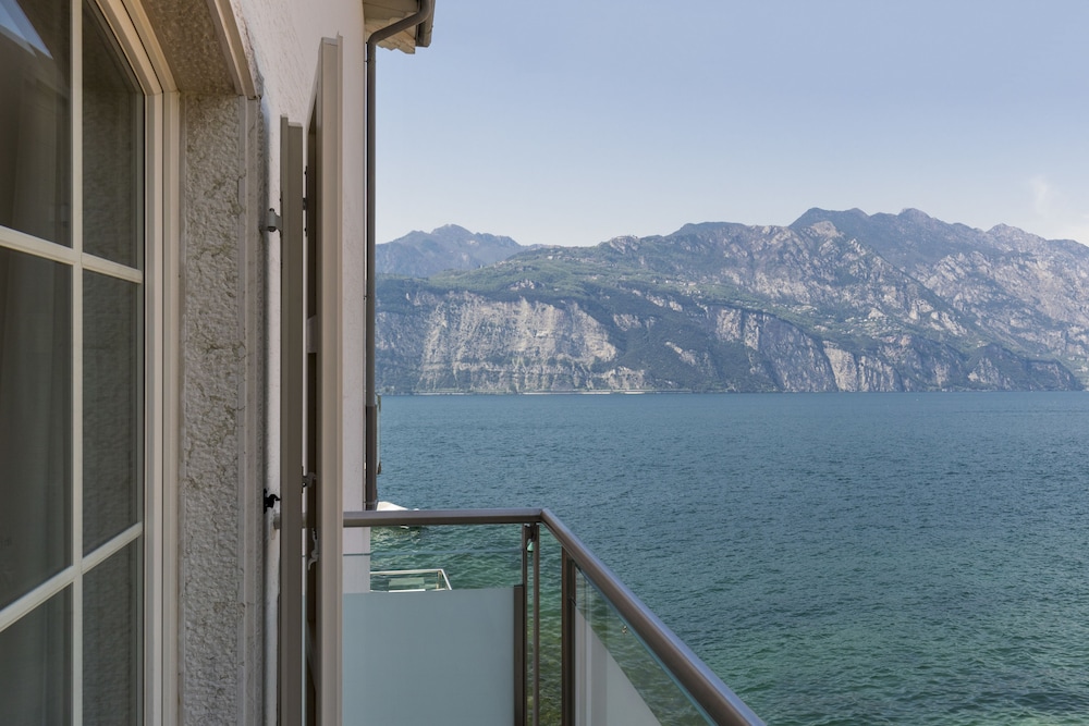 Hotel Vega — Hotel rooms in Malcesine, Veneto