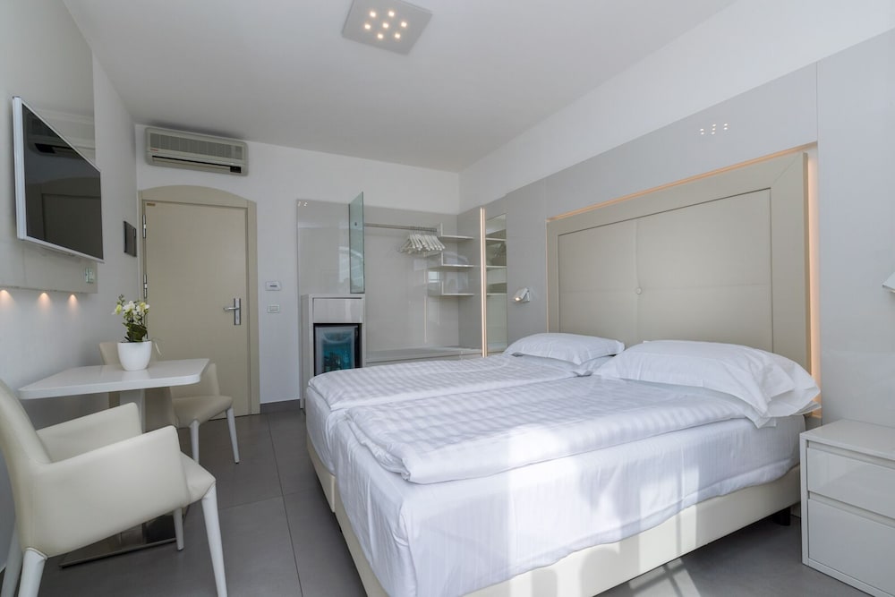 Hotel Vega — Hotel rooms in Malcesine, Veneto