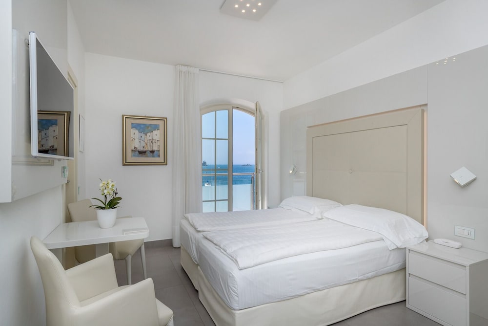 Hotel Vega — Hotel rooms in Malcesine, Veneto