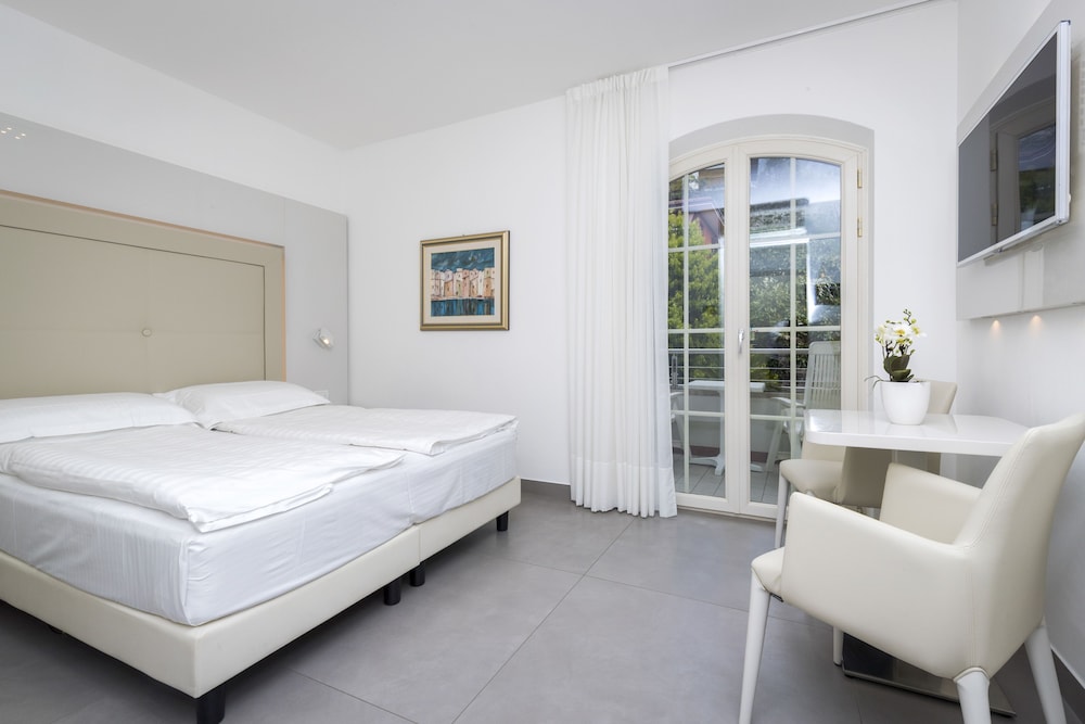 Hotel Vega — Hotel rooms in Malcesine, Veneto