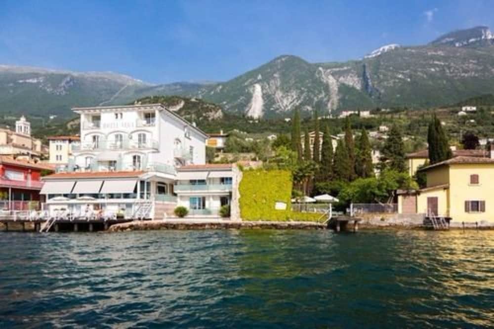 Hotel Vega — Hotel building in Malcesine, Veneto