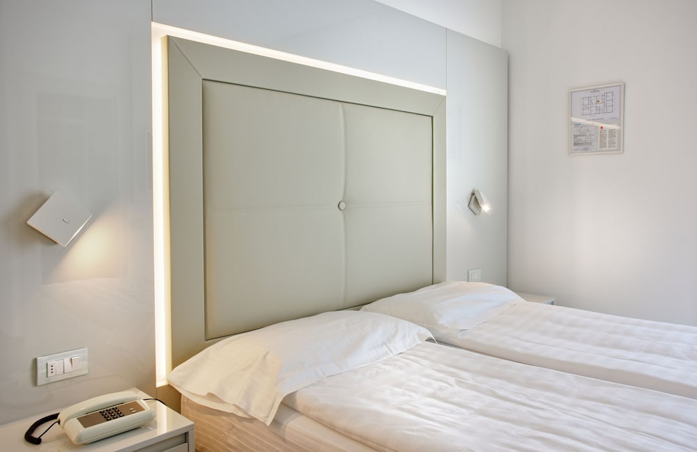 Hotel Vega — Hotel rooms in Malcesine, Veneto