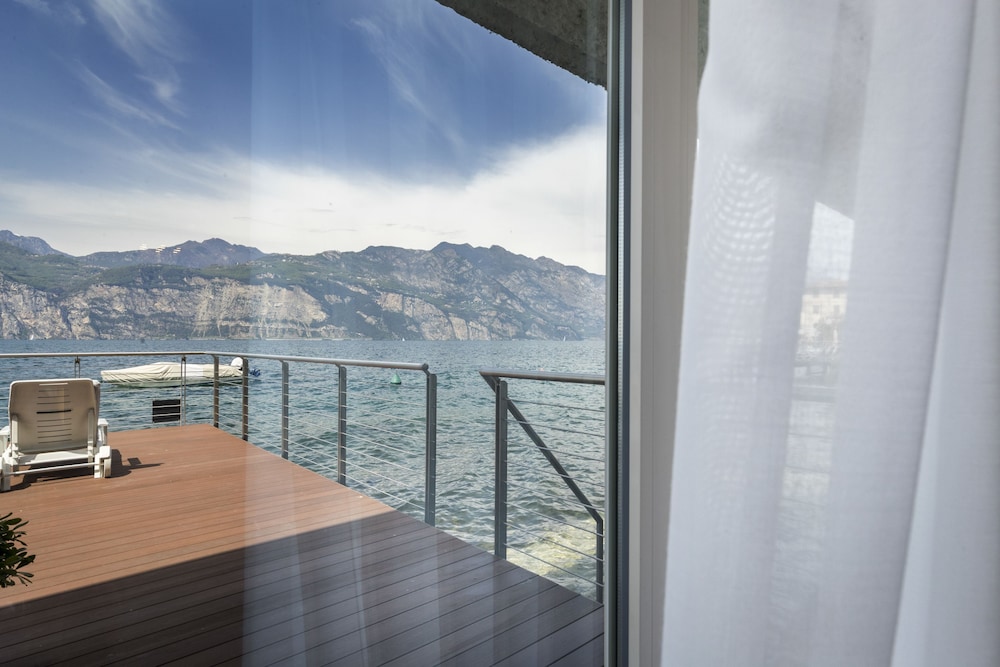 Hotel Vega — Hotel rooms in Malcesine, Veneto
