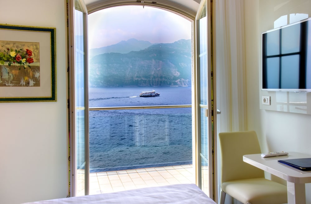 Hotel Vega — Hotel rooms in Malcesine, Veneto