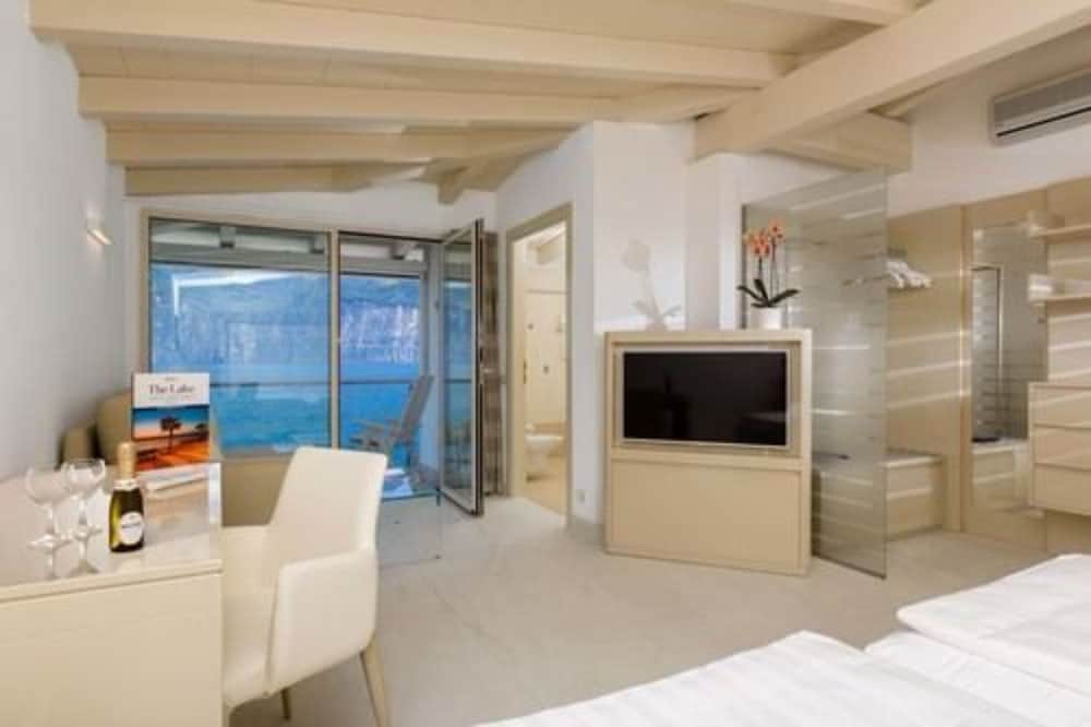 Hotel Vega — Hotel rooms in Malcesine, Veneto