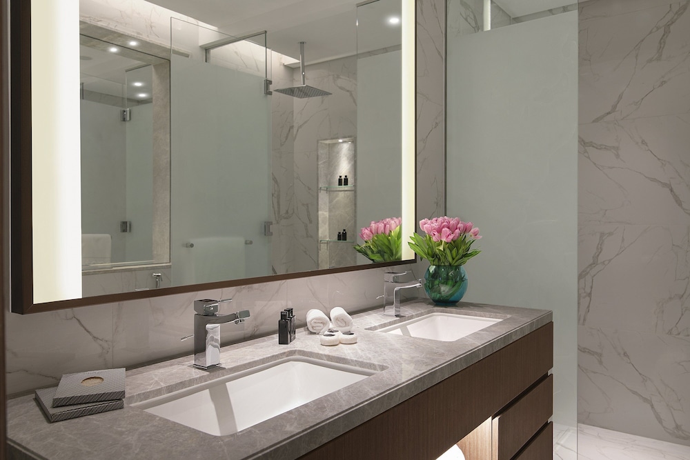 Al Jaddaf Rotana Suite Hotel — Hotel rooms in Dubai