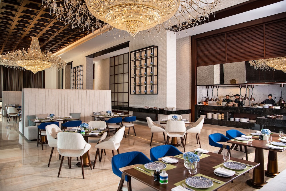 Al Jaddaf Rotana Suite Hotel — Restaurant & bars in Dubai