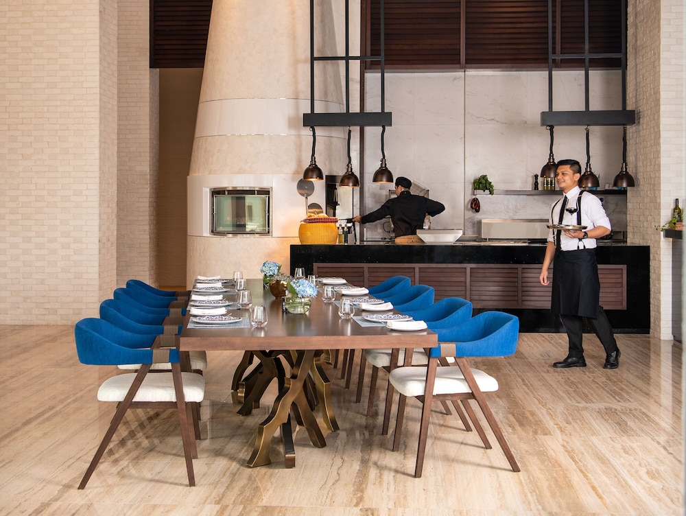 Al Jaddaf Rotana Suite Hotel — Restaurant & bars in Dubai