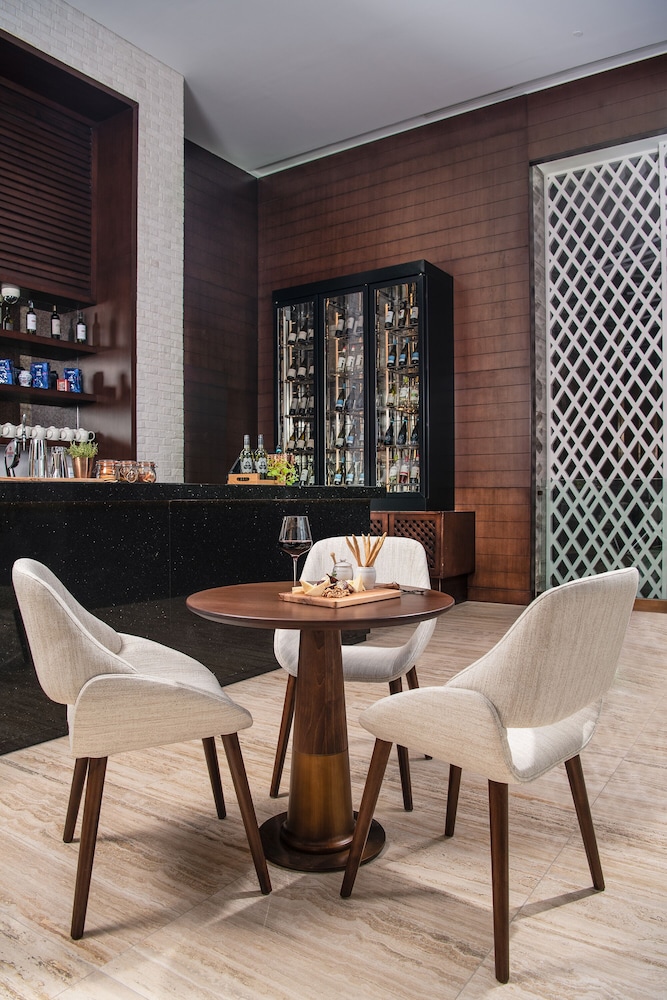 Al Jaddaf Rotana Suite Hotel — Restaurant & bars in Dubai