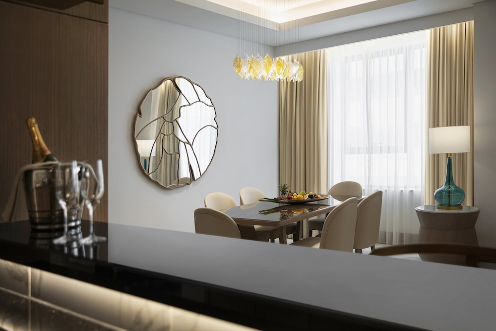 Al Jaddaf Rotana Suite Hotel — Restaurant & bars in Dubai
