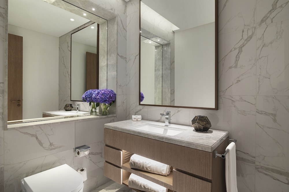 Al Jaddaf Rotana Suite Hotel — Hotel rooms in Dubai