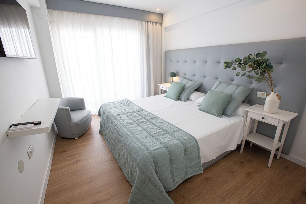 Hotel Fleming Playa Poniente — Hotel rooms in Benidorm, Valencian Community