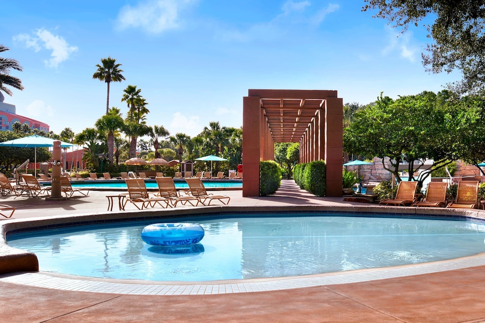 Walt Disney World Swan Reserve — Swimming pool in Walt Disney World Resort, Florida
