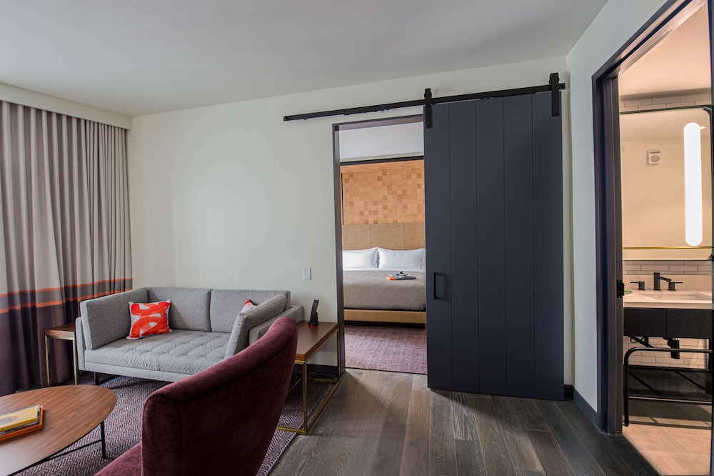 Canopy by Hilton Jersey City Arts District — Hotel rooms in Jersey City, New York State