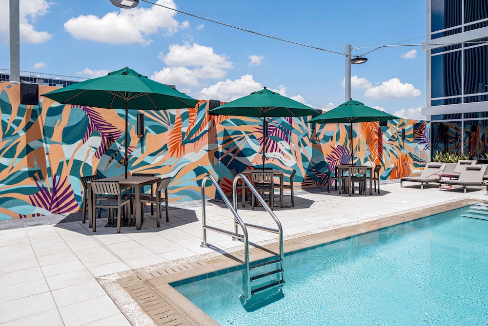 Hyatt House Tampa Downtown — Swimming pool in Tampa, Florida