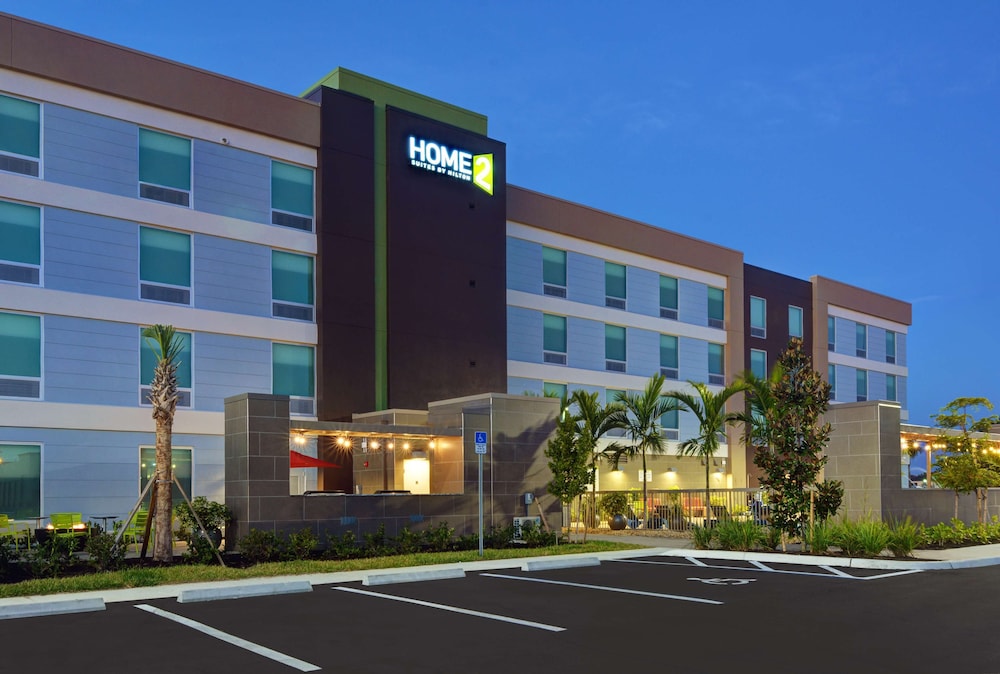 Home2 Suites by Hilton Fort Myers Colonial Blvd — Hotel building in Fort Myers, Florida
