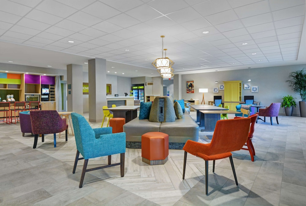 Home2 Suites by Hilton Fort Myers Colonial Blvd — Hotel building in Fort Myers, Florida