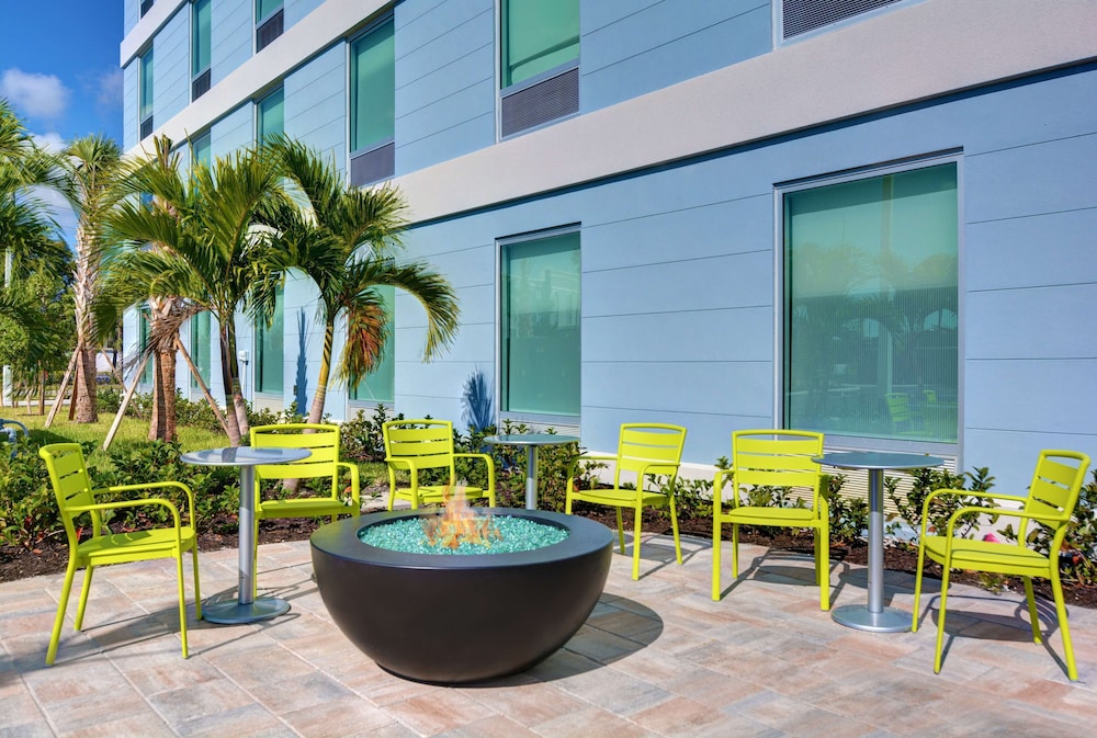 Home2 Suites by Hilton Fort Myers Colonial Blvd — Hotel building in Fort Myers, Florida
