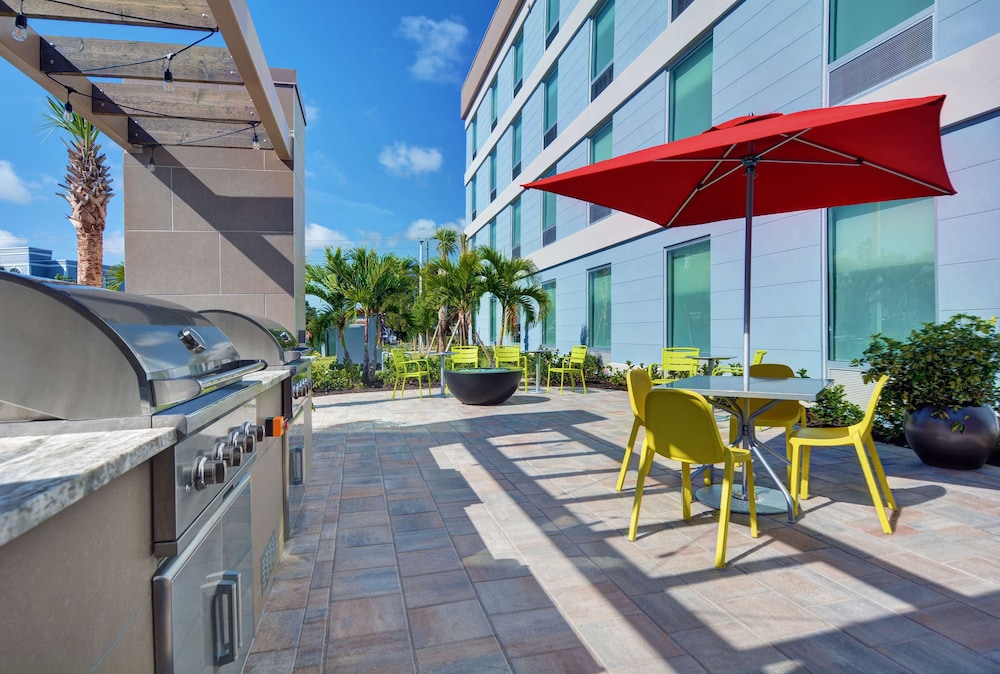 Home2 Suites by Hilton Fort Myers Colonial Blvd — Hotel building in Fort Myers, Florida