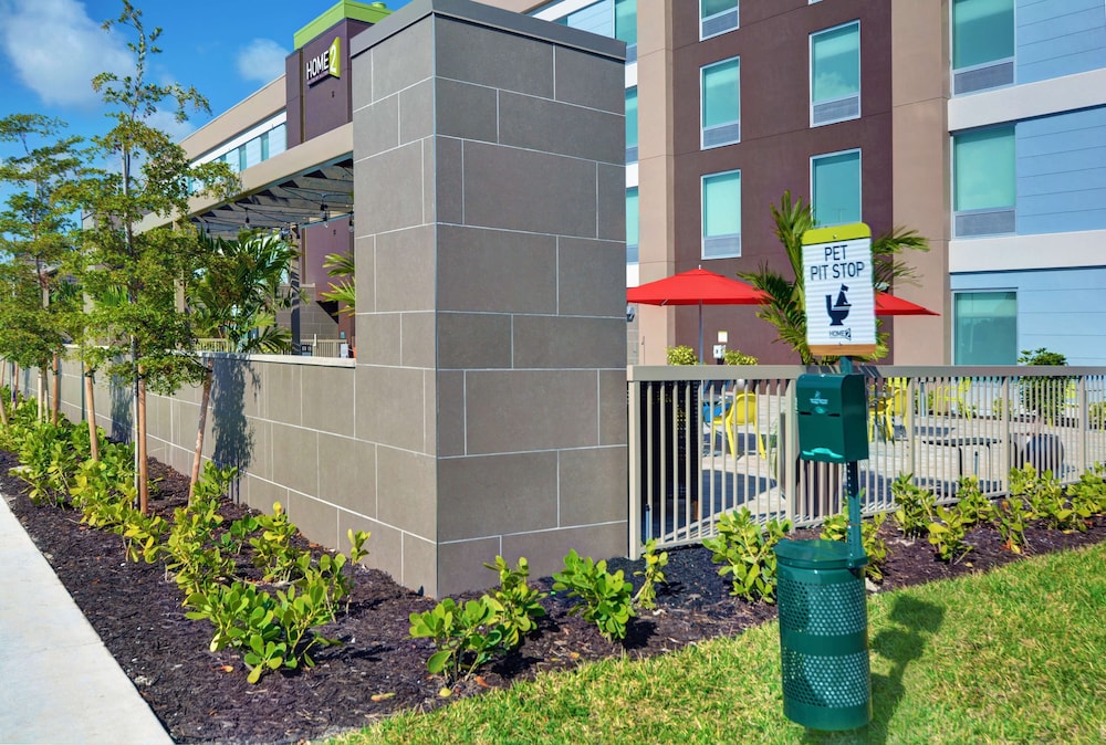 Home2 Suites by Hilton Fort Myers Colonial Blvd — Hotel building in Fort Myers, Florida