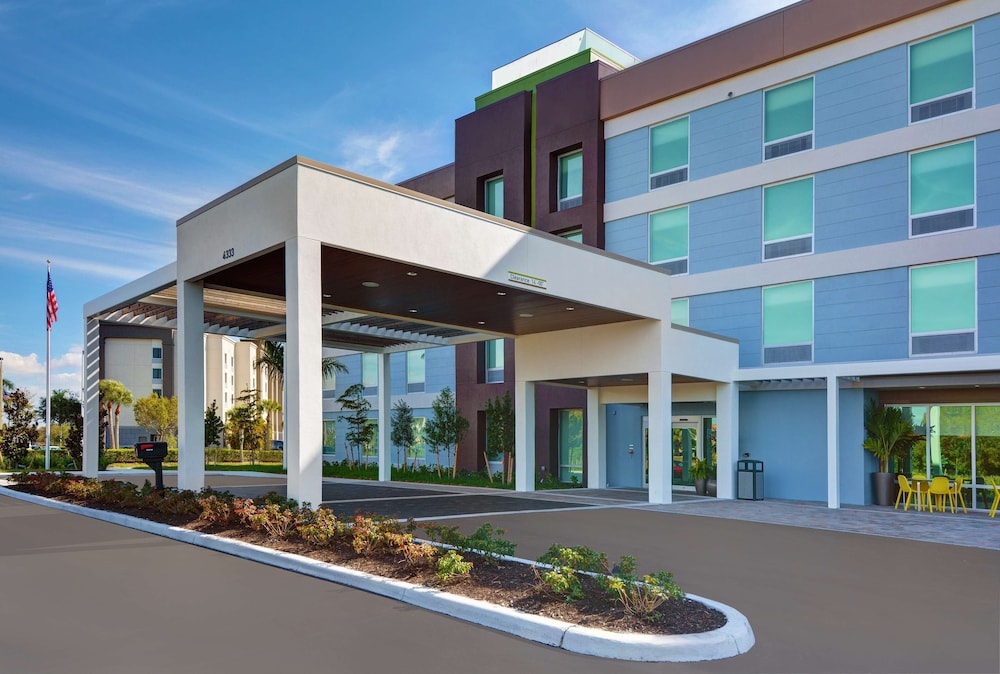 Home2 Suites by Hilton Fort Myers Colonial Blvd — Hotel building in Fort Myers, Florida