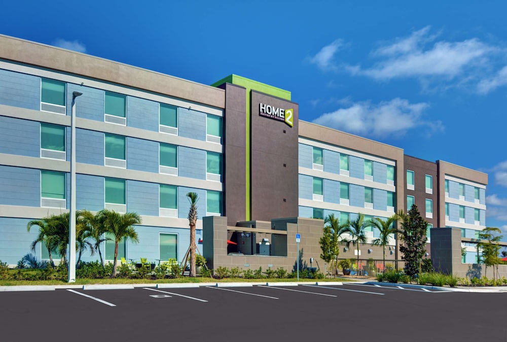 Home2 Suites by Hilton Fort Myers Colonial Blvd — Hotel building in Fort Myers, Florida