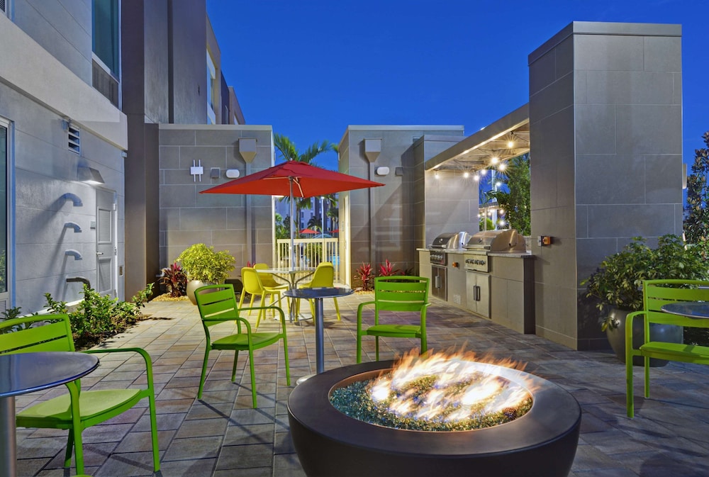 Home2 Suites by Hilton Fort Myers Colonial Blvd — Restaurant & bars in Fort Myers, Florida