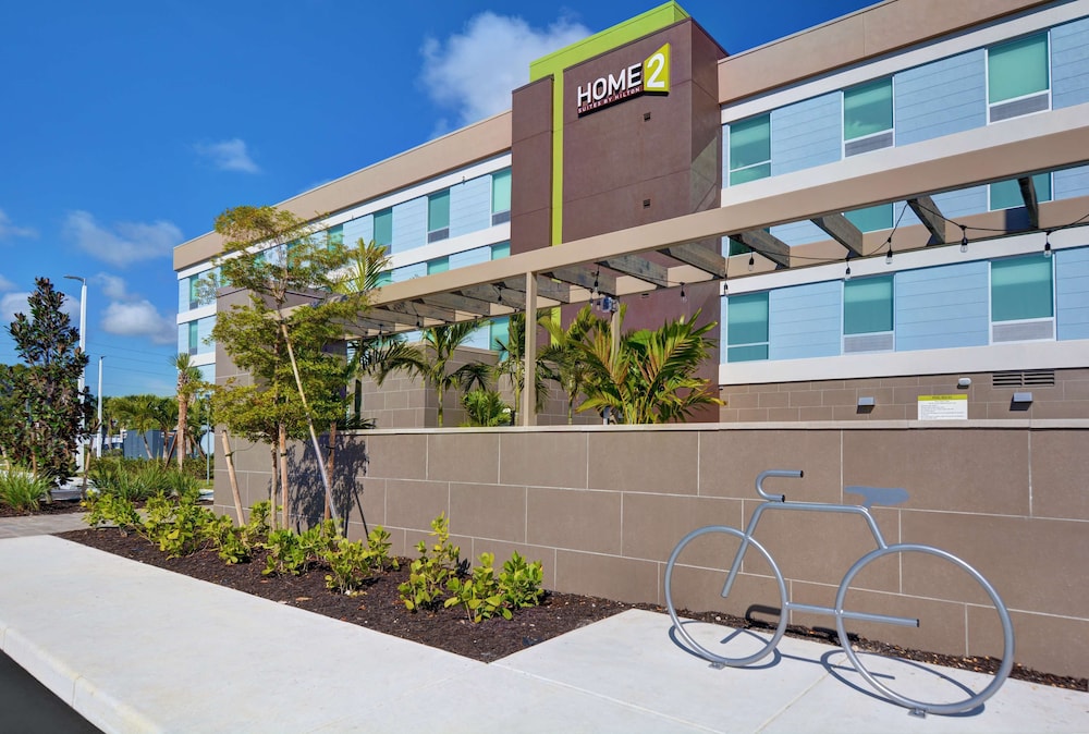 Home2 Suites by Hilton Fort Myers Colonial Blvd — Hotel building in Fort Myers, Florida