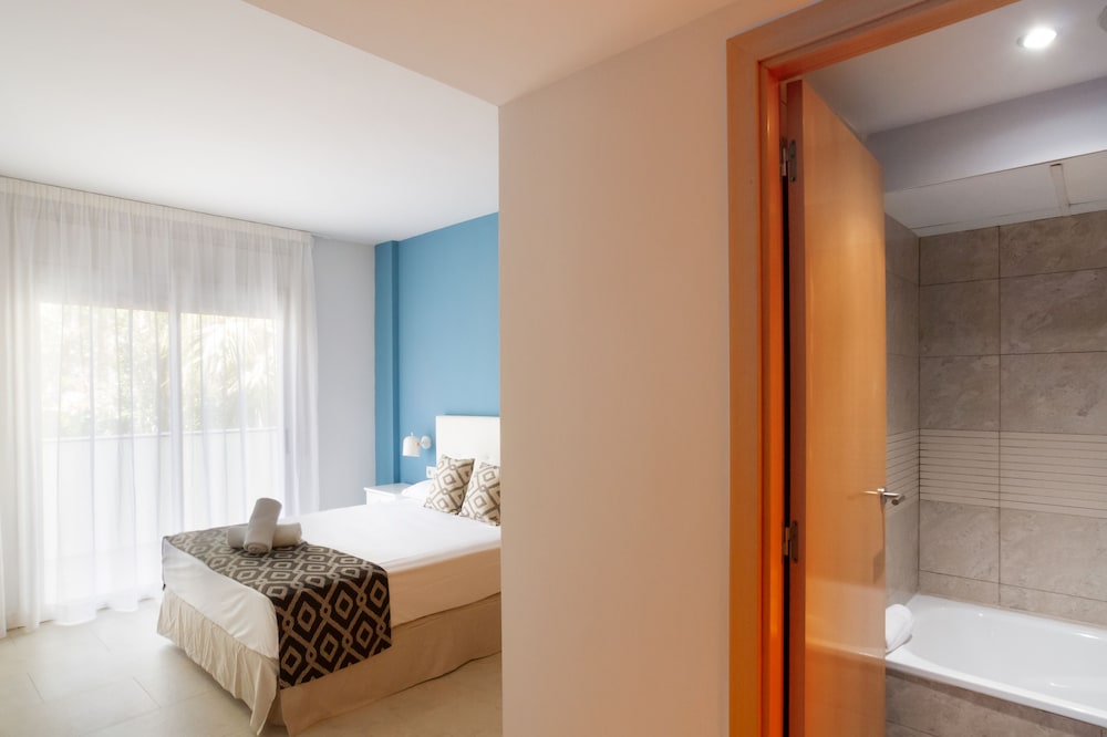 Ibersol Spa Aqquaria Suites — Hotel rooms in Salou, Catalonia