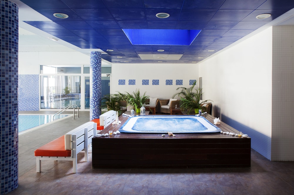 Ibersol Spa Aqquaria Suites — Swimming pool in Salou, Catalonia