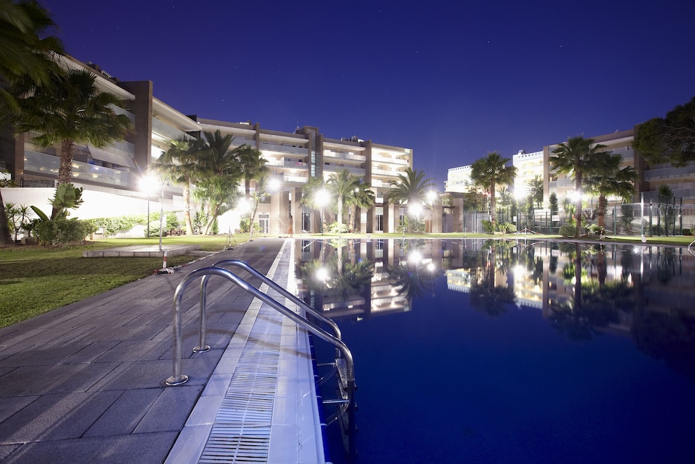 Ibersol Spa Aqquaria Suites — Swimming pool in Salou, Catalonia