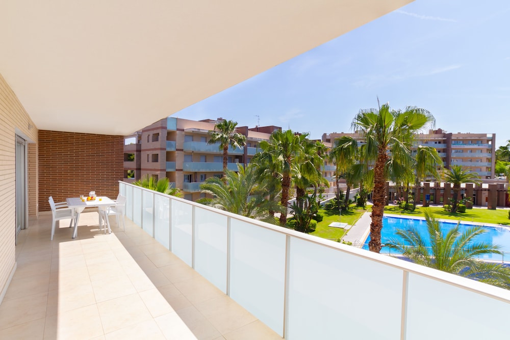 Ibersol Spa Aqquaria Suites — Swimming pool in Salou, Catalonia