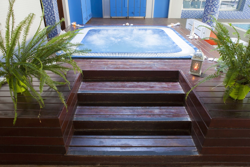 Ibersol Spa Aqquaria Suites — Swimming pool in Salou, Catalonia