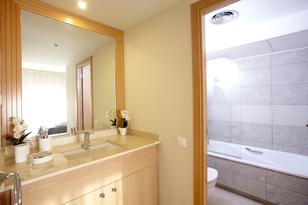 Ibersol Spa Aqquaria Suites — Hotel rooms in Salou, Catalonia