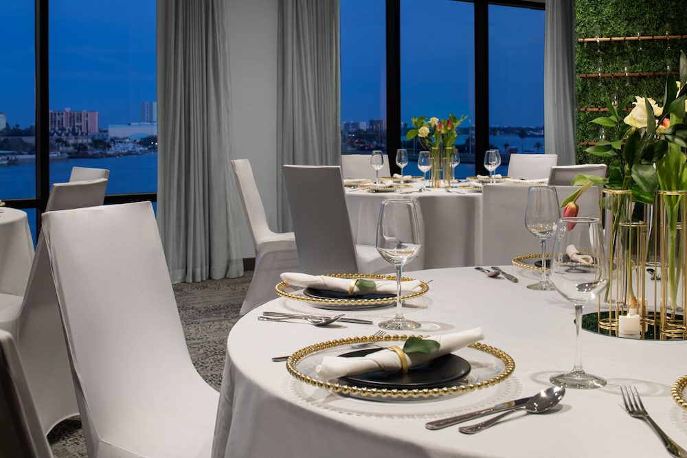 Courtyard by Marriott Clearwater Beach — Restaurant & bars in Clearwater, Florida