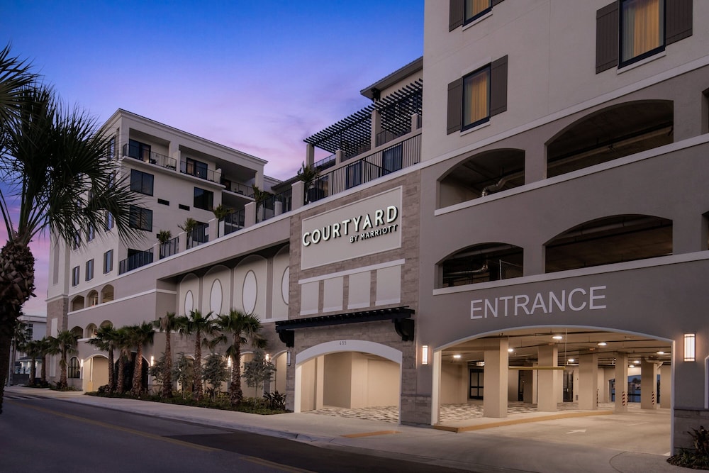Courtyard by Marriott Clearwater Beach — Hotel building in Clearwater, Florida