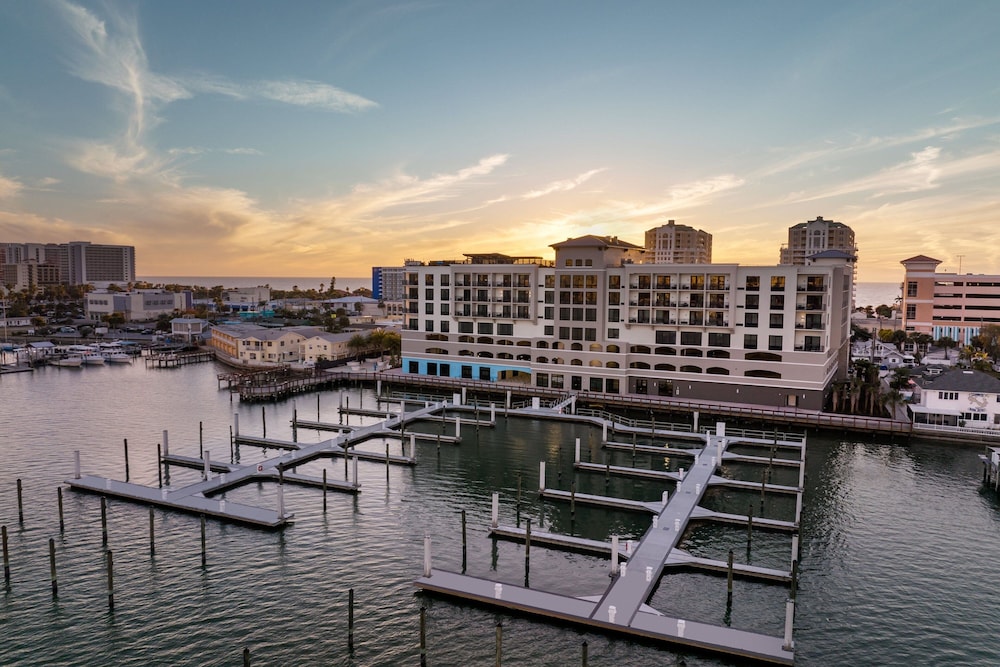 Courtyard by Marriott Clearwater Beach — Hotel building in Clearwater, Florida