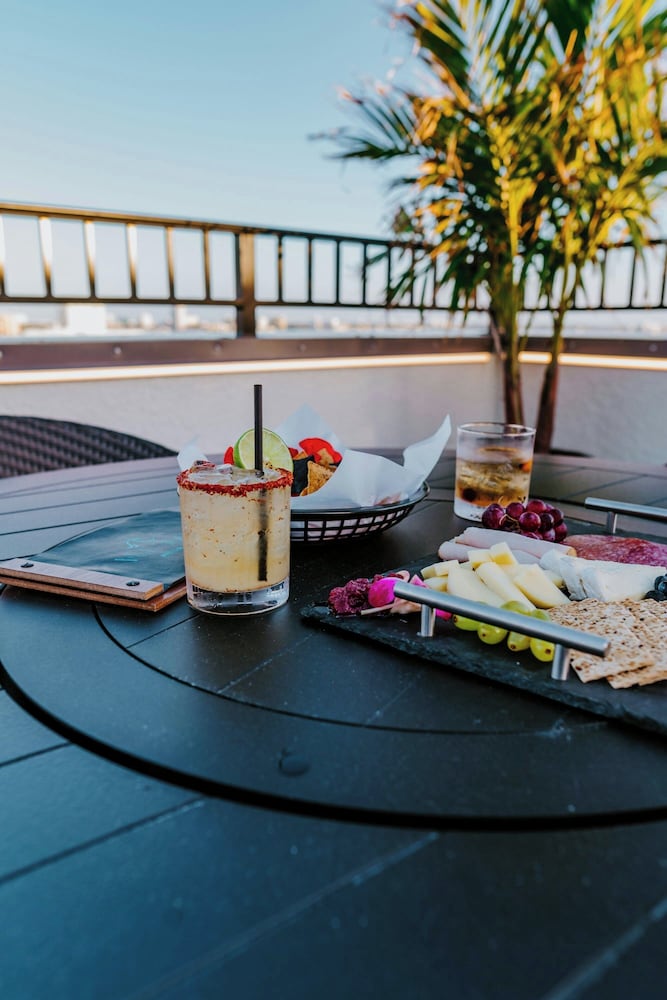 Courtyard by Marriott Clearwater Beach — Restaurant & bars in Clearwater, Florida