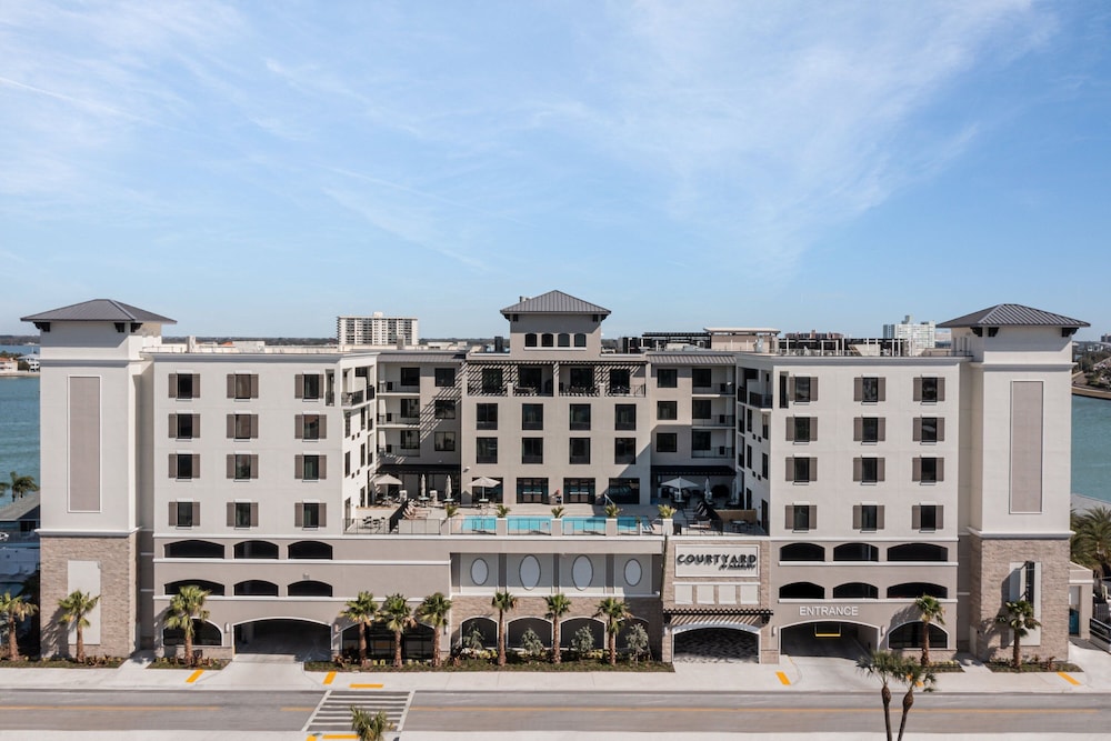 Courtyard by Marriott Clearwater Beach — Hotel building in Clearwater, Florida