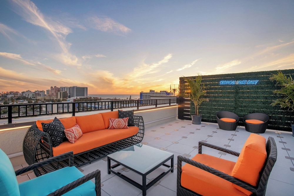 Courtyard by Marriott Clearwater Beach — Hotel building in Clearwater, Florida