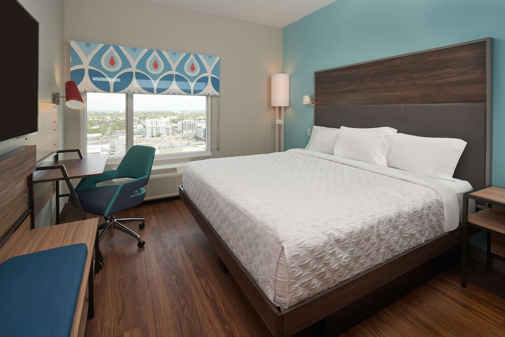 Tru by Hilton Fort Lauderdale Downtown — Hotel rooms in Fort Lauderdale, Florida