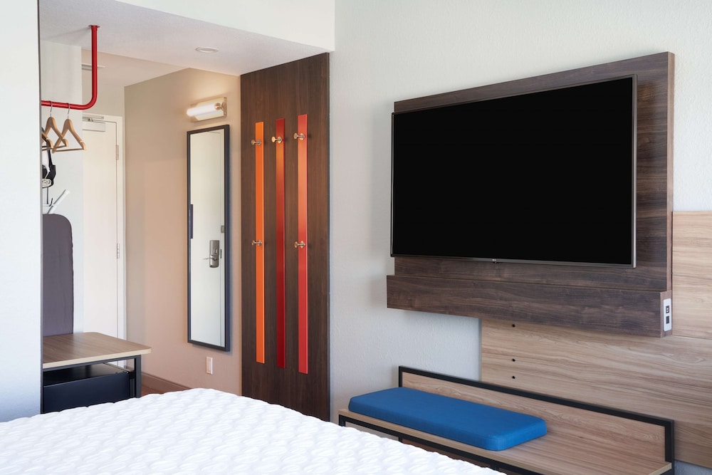 Tru by Hilton Fort Lauderdale Downtown — Hotel rooms in Fort Lauderdale, Florida