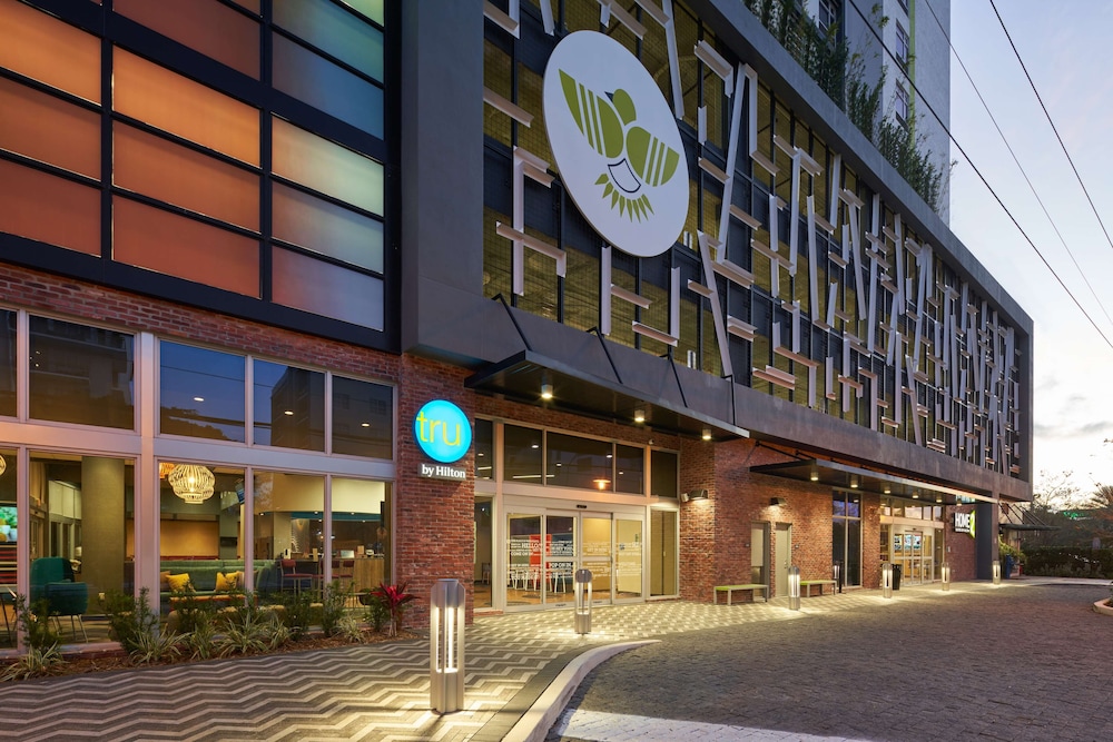 Tru by Hilton Fort Lauderdale Downtown — Hotel building in Fort Lauderdale, Florida