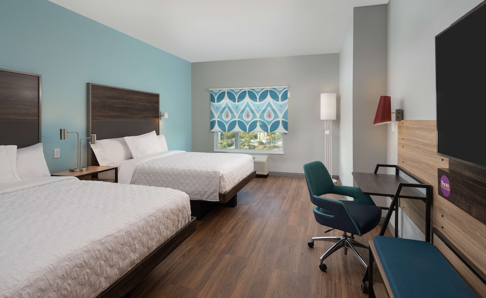 Tru by Hilton Fort Lauderdale Downtown — Hotel rooms in Fort Lauderdale, Florida