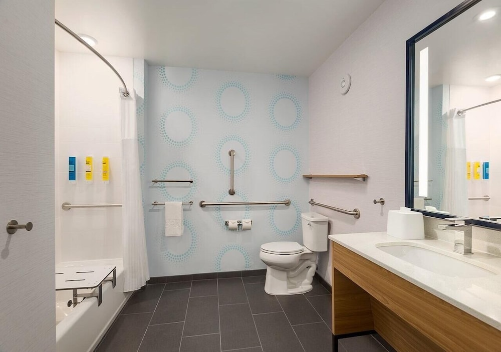 Tru by Hilton Fort Lauderdale Downtown — Hotel rooms in Fort Lauderdale, Florida