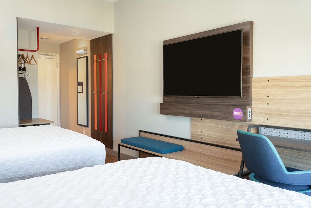 Tru by Hilton Fort Lauderdale Downtown — Hotel rooms in Fort Lauderdale, Florida