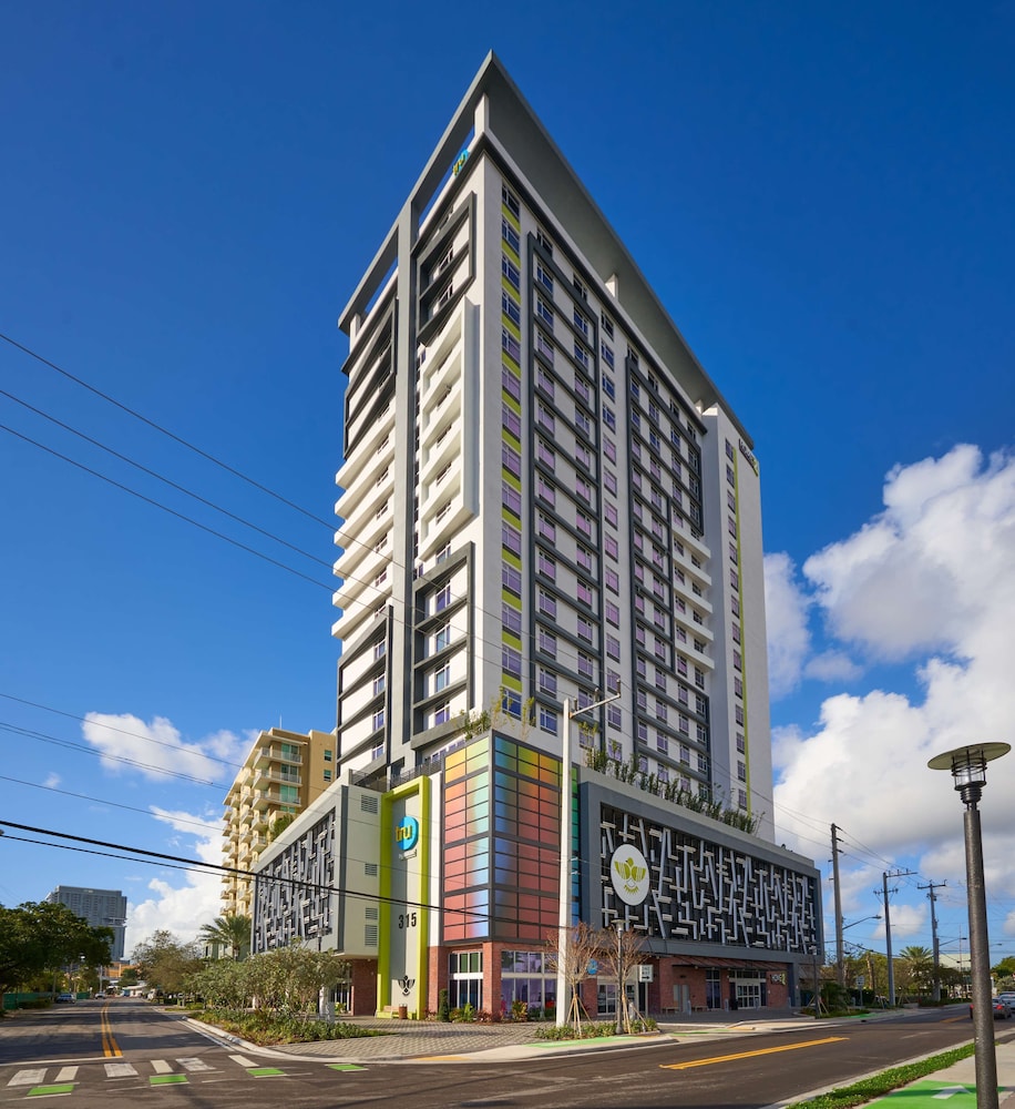 Tru by Hilton Fort Lauderdale Downtown — Hotel building in Fort Lauderdale, Florida