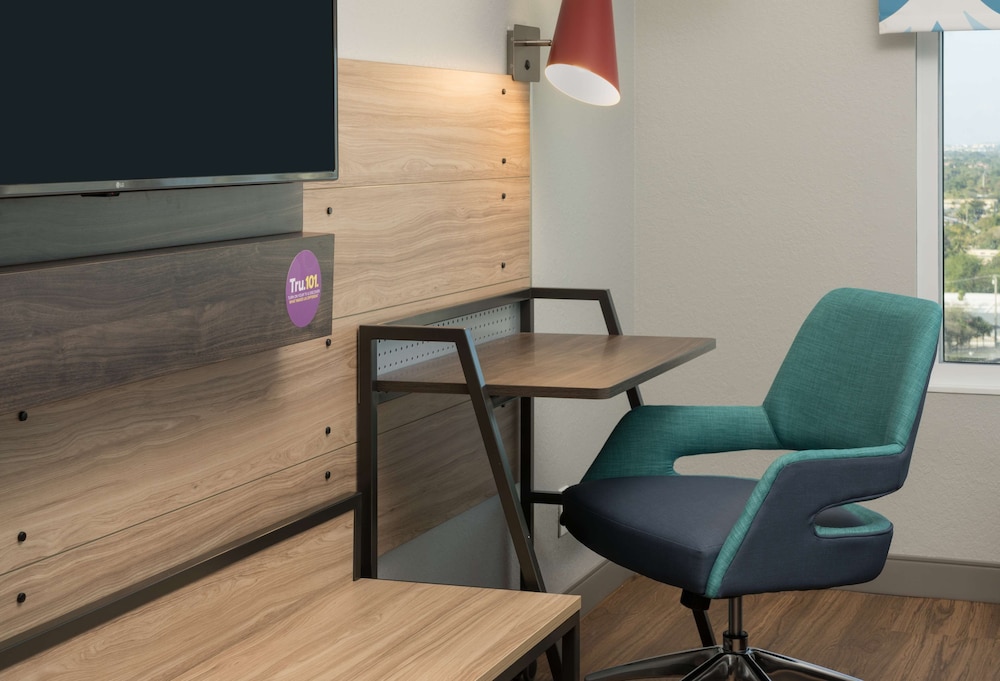 Tru by Hilton Fort Lauderdale Downtown — Hotel rooms in Fort Lauderdale, Florida