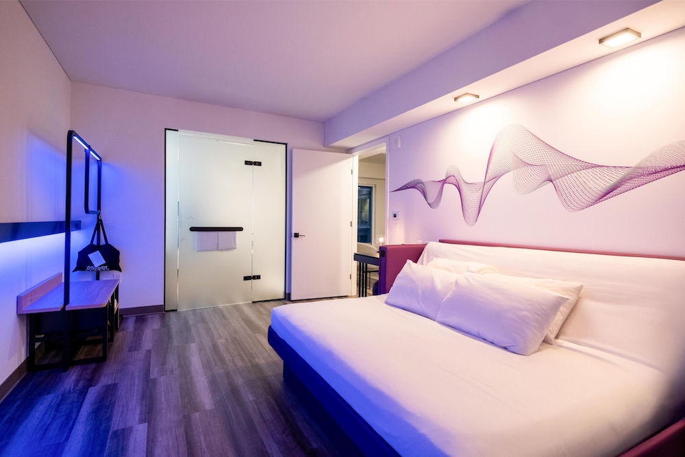 YOTEL Miami — Hotel rooms in Miami, Florida