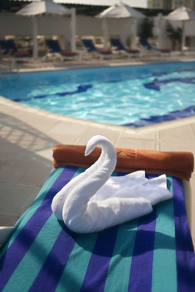 Jumeira Rotana — Swimming pool in Dubai